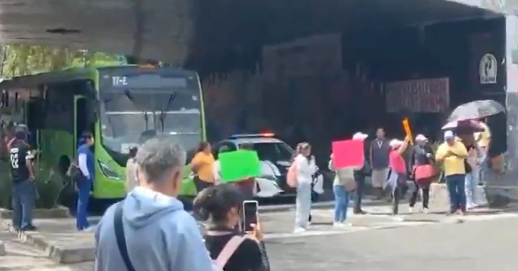 piperos-bloquean-calzada-de-tlalpan-y-periferico-piden-eficientar-tiempos-de-carga_976cf676-eefc-457e-8f5a-8949f30c6840_medialjnimgndimage=fullsize