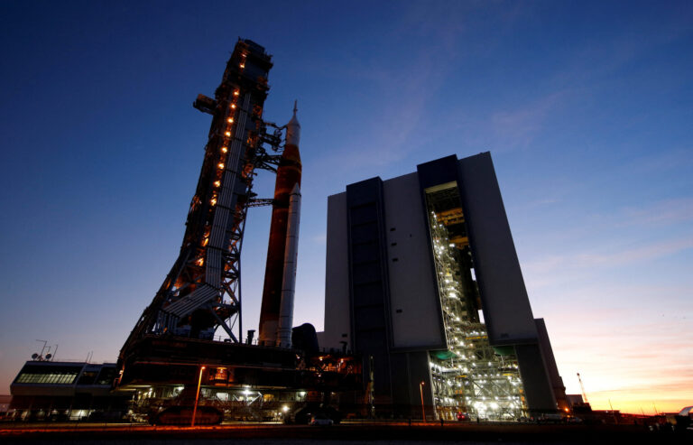 2-reuters-La-NASA-da-un-giro-radical-en-Artemis-scaled