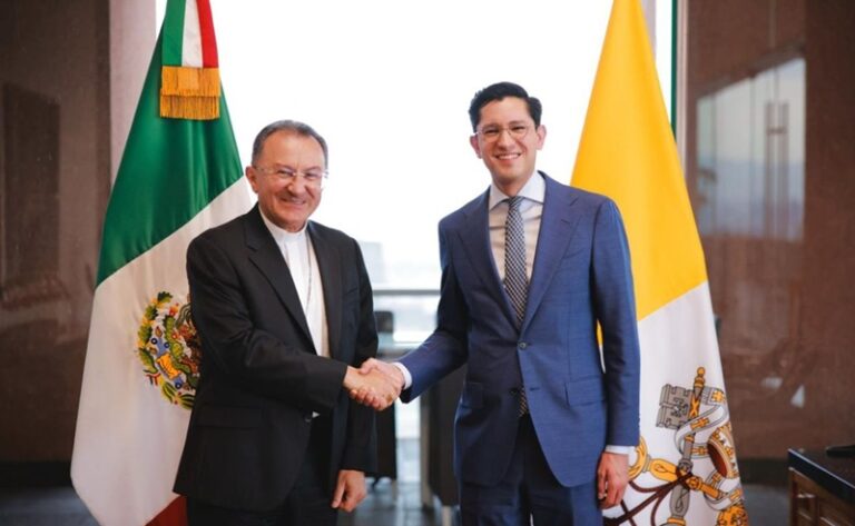 canciller-roberto-velasco-y-el-nuncio-apostolico-joseph-spiteri